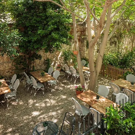 Design One ホステル